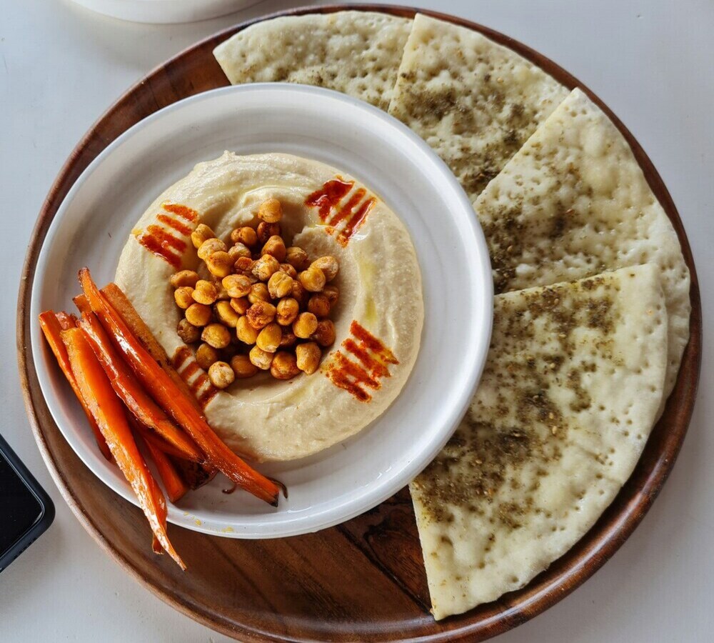 Hummus mit gegrilltem Gemüse