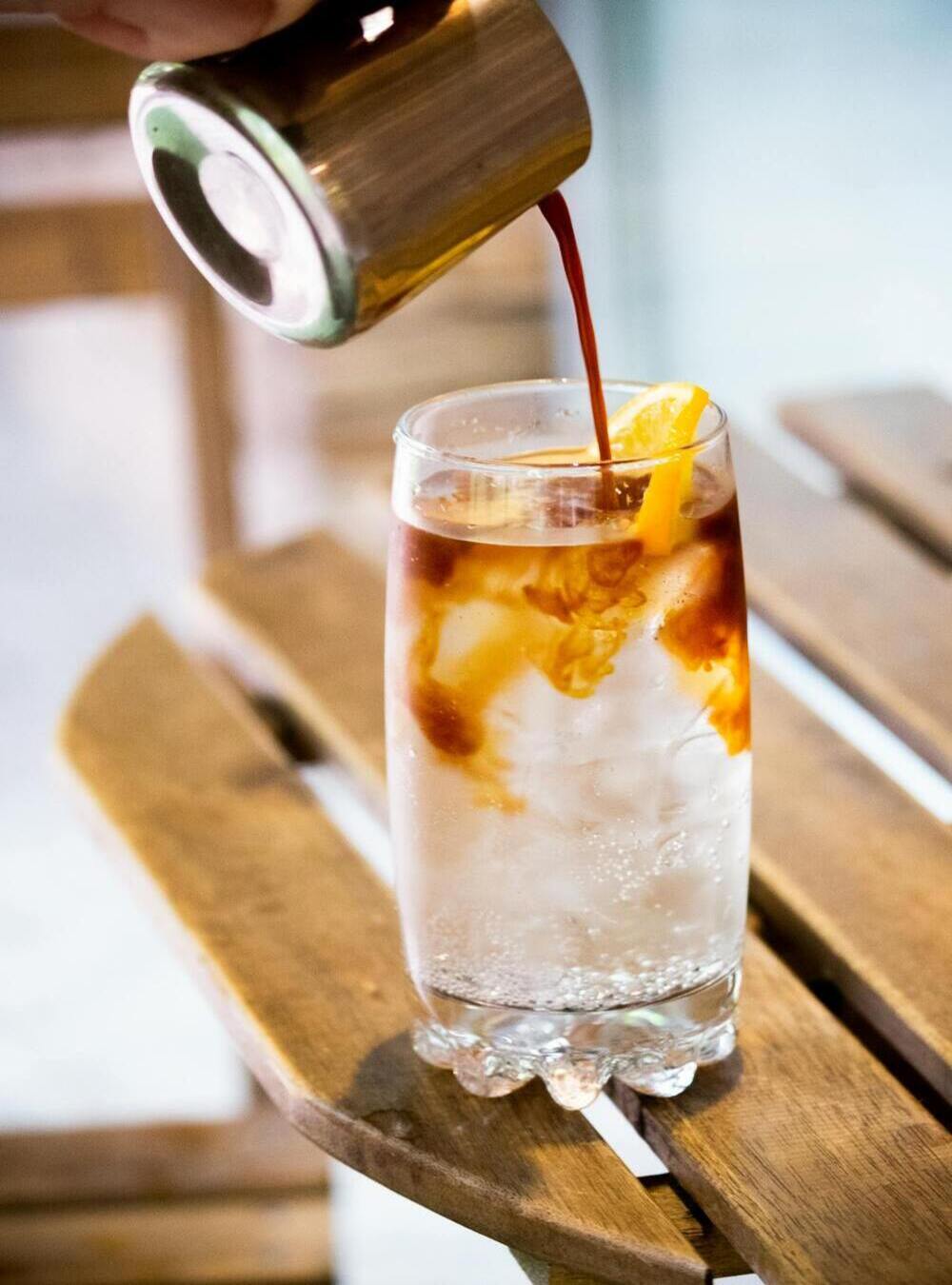 Kaffee-Spritz mit Orangenlikör und Soda