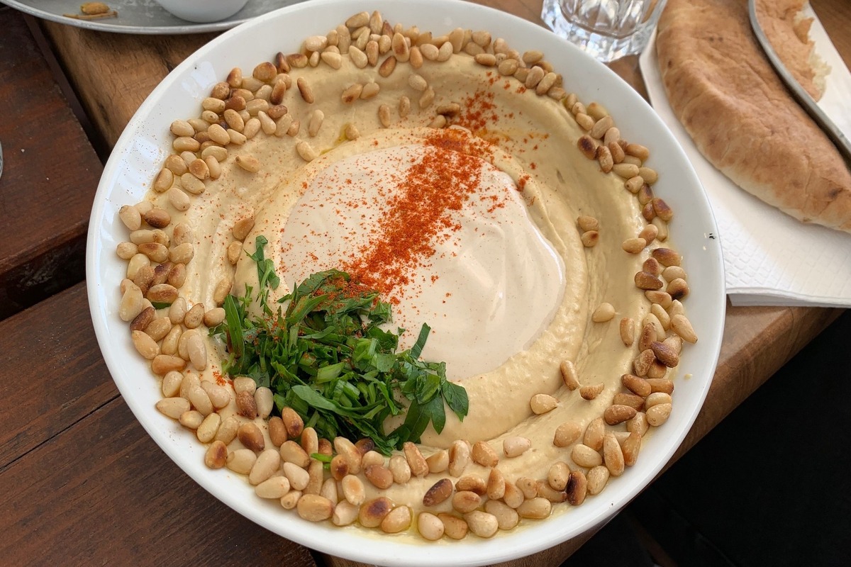 Klassischer Espresso-Hummus mit Datteln