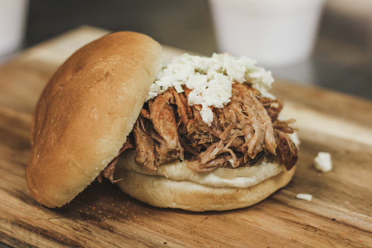 Pulled Pork im Brötchen serviert