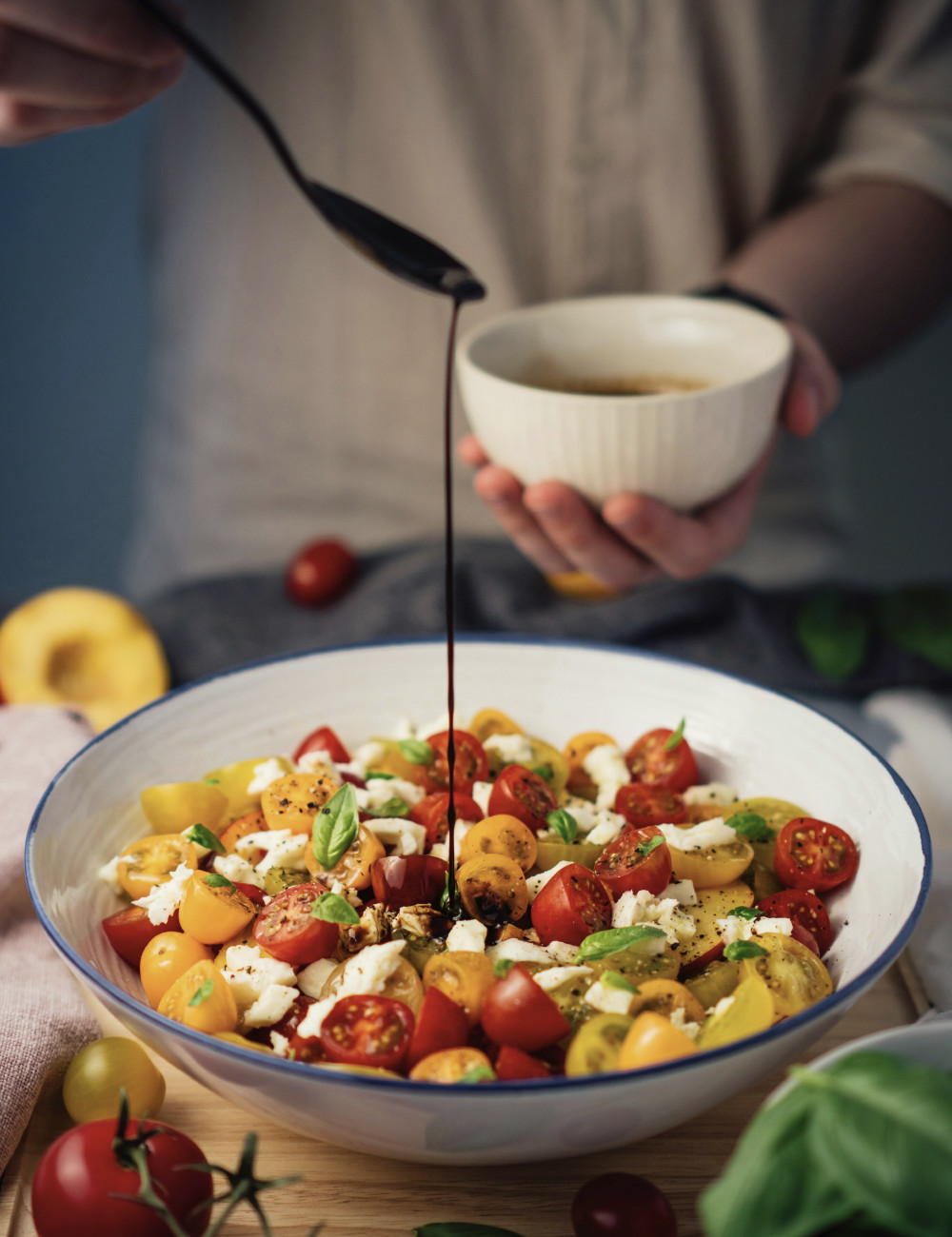 Salat mit Dressing garnieren