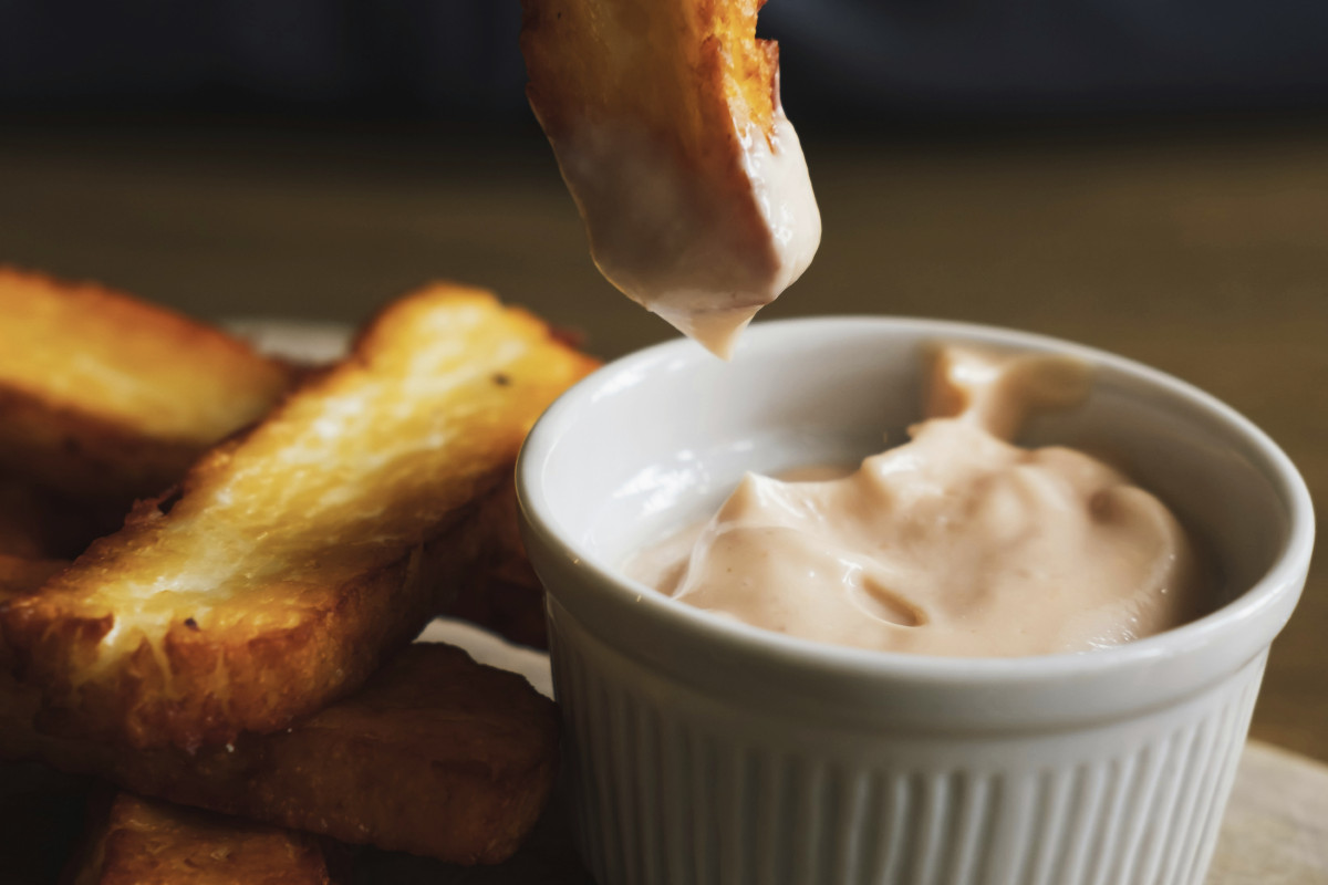 Süßkartoffelpommes mit Kaffee-Mayonnaise
