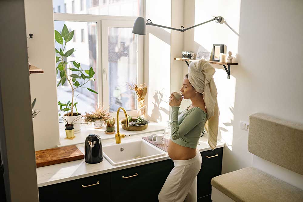 Schwangere Frau mit Tasse Kaffee